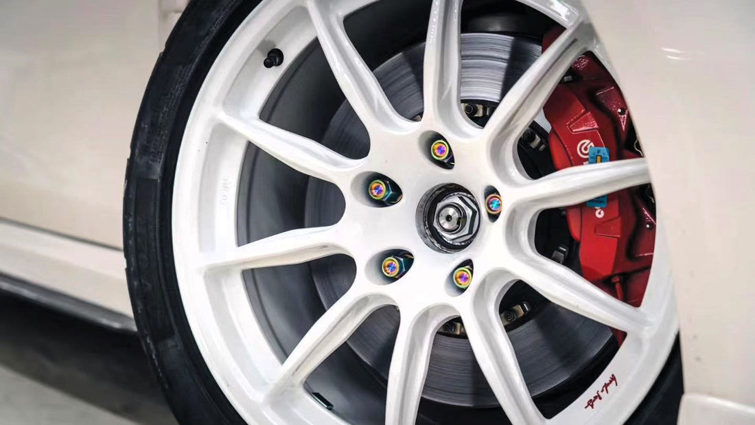 Honda Civic fl5 right front rims with titanium lug nuts from Aumotor and white rim